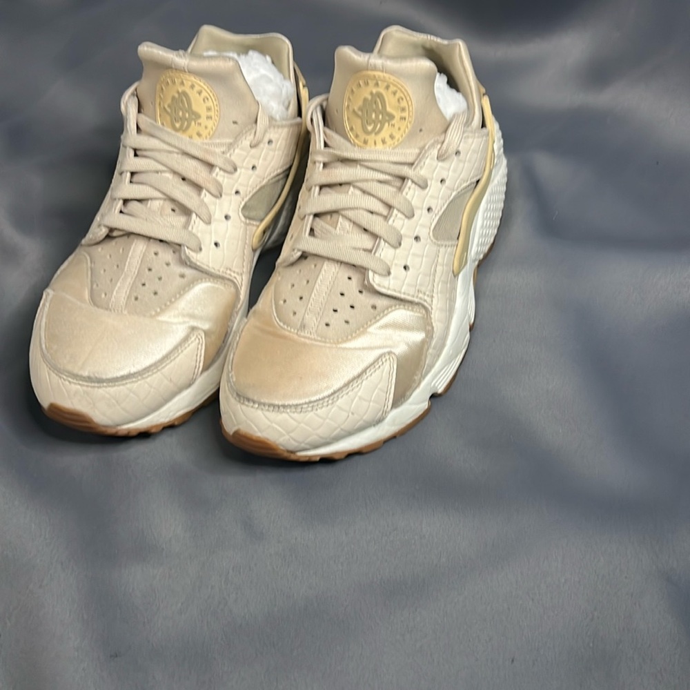 Beige/tan size 10 Nike Huaraches